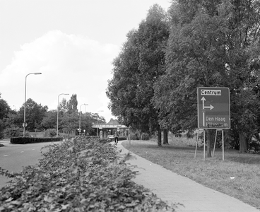 884488 Afbeelding van een ANWB-richtingbord rechts in de berm van de Koningsweg te Utrecht, met op de achtergrond het ...